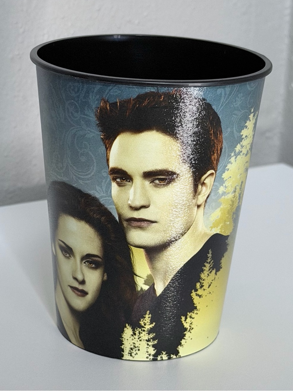Twilight plastic cup with graphic of Edward and Bella Cullen